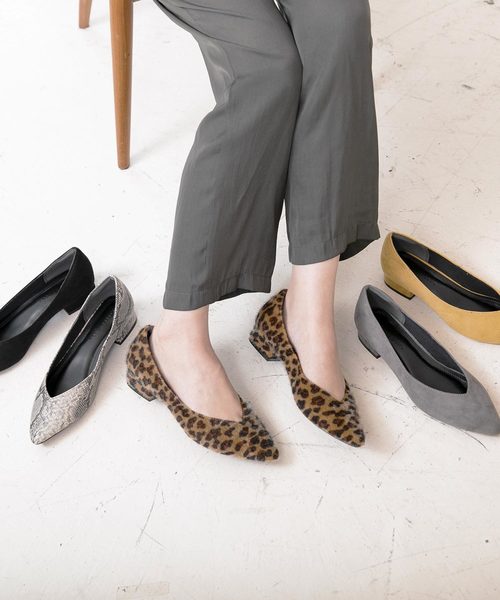 KOBE LETTUCE（コウベレタス）の「Vカットちびチャンキーヒールパンプス（パンプス・レディース・グレイッシュベージュ/パイソン/ワイン/その他/マスタード/ブラック・M/L/LL/S）」の5枚目の写真