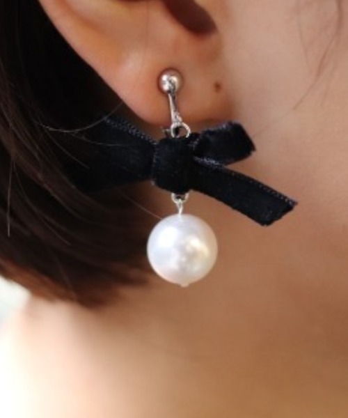 flower（フラワー）の「ベルベットパールイヤリング（イヤリング・レディース・ブラック/ベージュ・FREE）」の2枚目の写真