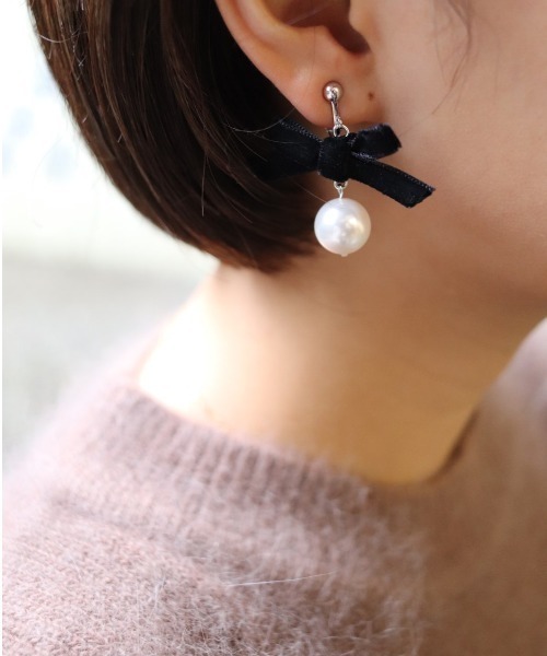 flower（フラワー）の「ベルベットパールイヤリング（イヤリング・レディース・ブラック/ベージュ・FREE）」の6枚目の写真