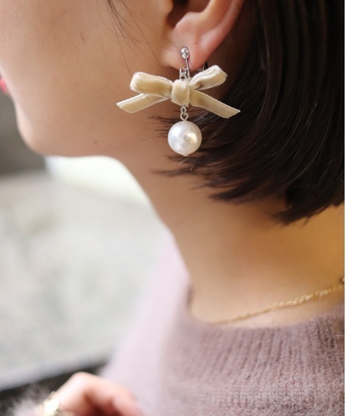 flower（フラワー）の「ベルベットパールイヤリング（イヤリング・レディース・ブラック/ベージュ・FREE）」の7枚目の写真