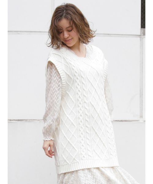 dazzlin(ダズリン)の「ケーブルバックデザインロングベスト(ベスト・レディース・ベージュ/ブラウン/カーキ/アイボリー・FREE)」の2枚目の写真