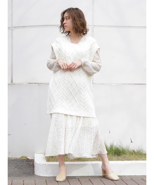 dazzlin(ダズリン)の「ケーブルバックデザインロングベスト(ベスト・レディース・ベージュ/ブラウン/カーキ/アイボリー・FREE)」の12枚目の写真