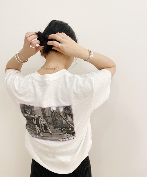 SHENERY(シーナリー)の「GODLIS フォトTee01(Tシャツ/カットソー・レディース・オフホワイト・FREE)」の2枚目の写真