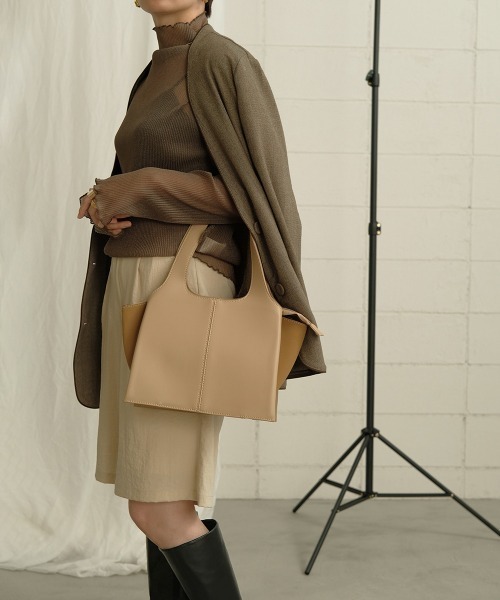 Bab（バブ）の「【WEB限定】ツートーンフェイクレザーハンドバッグ（ハンドバッグ・レディース・ブラック/ベージュ/ブラウン・FREE）」の6枚目の写真