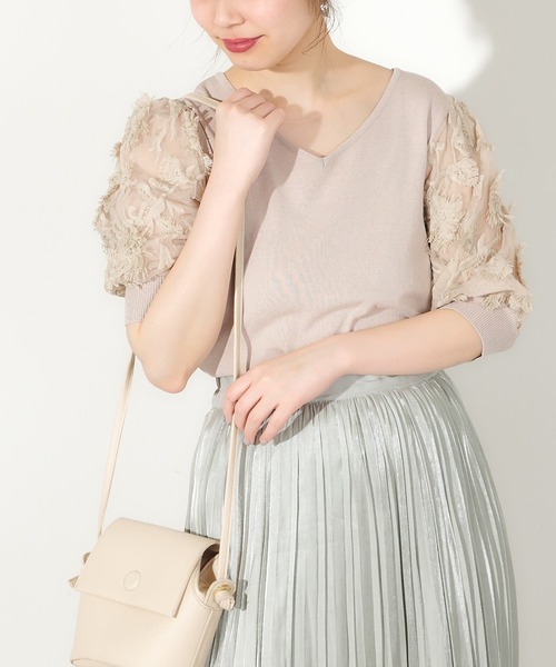 natural couture(ナチュラルクチュール)の「3Dレース袖華やか2WAYトップス(ニット/セーター・レディース・ピンクベージュ/ブラック/ベージュ/オフホワイト・FREE)」の4枚目の写真