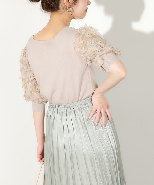 natural couture(ナチュラルクチュール)の「3Dレース袖華やか2WAYトップス(ニット/セーター・レディース・ピンクベージュ/ブラック/ベージュ/オフホワイト・FREE)」の6枚目の写真