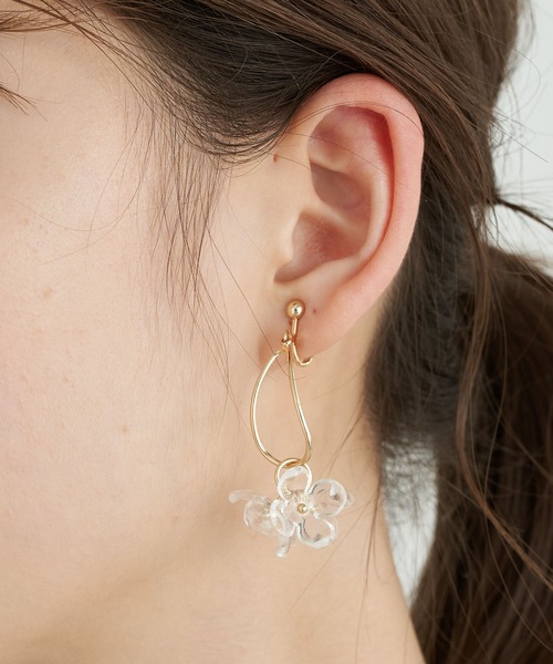earth music&ecology（アースミュージックアンドエコロジー）の「クリアフラワーイヤリング ＊（イヤリング・レディース・ブラウン/クリア・FREE）」の2枚目の写真