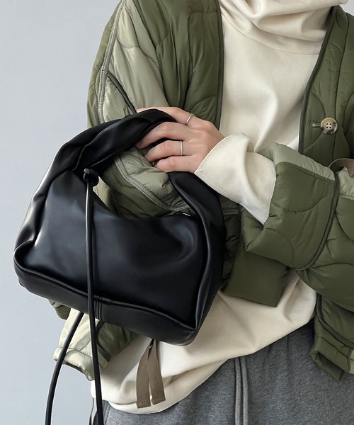 chuclla（チュクラ）の「ツイストハンドル スクエアバッグ cha21a001（ショルダーバッグ・レディース・ホワイト/グリーン/ブラック/モカ/オレンジ/ライトイエロー/ライトブルー/ピンク・FREE）」の3枚目の写真