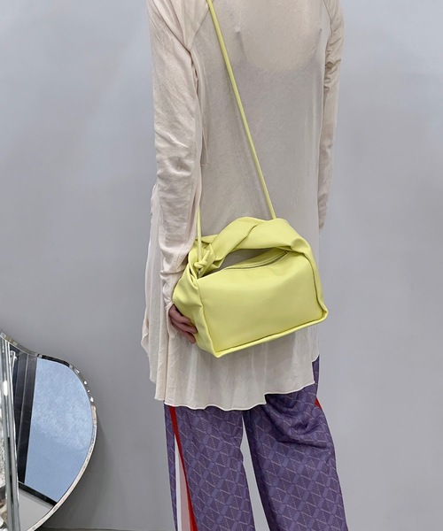 chuclla（チュクラ）の「ツイストハンドル スクエアバッグ cha21a001（ショルダーバッグ・レディース・ホワイト/グリーン/ブラック/モカ/オレンジ/ライトイエロー/ライトブルー/ピンク・FREE）」の18枚目の写真