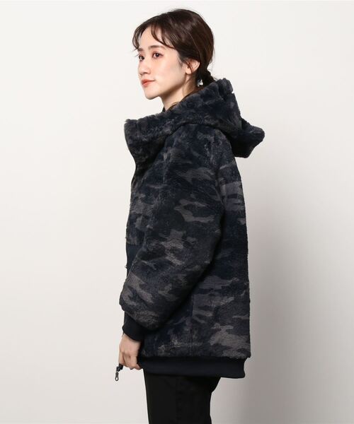 AVIREX(アヴィレックス)の「カモプリント シャギーボンディング ジップフーディー/ CAMO PRINT SHAGGY BONDING ZIP HOODIE(ブルゾン・レディース・グリーン系カモフラージュ/Black・FREE)」の4枚目の写真
