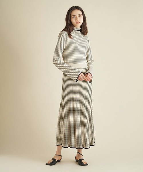 Mila Owen（ミラオーウェン）の「トングストラップフラットサンダル（サンダル・レディース・アイボリー/カーキ/ブラック・38/37/36）」の14枚目の写真