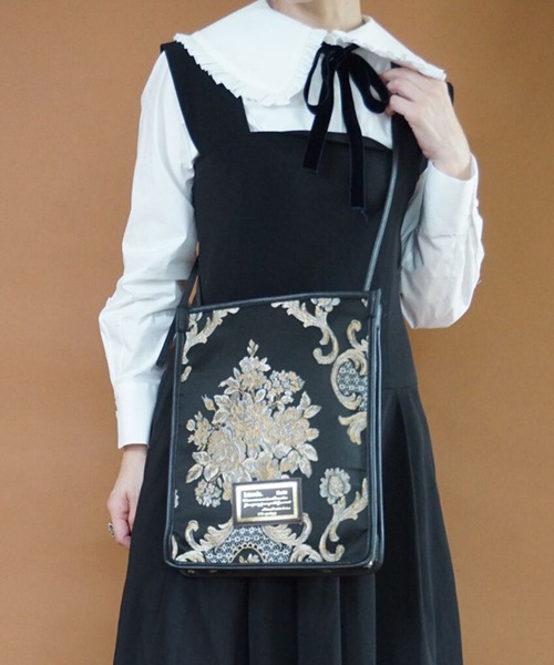 intoxic.(イントキシック)の「DAMASK JACQUARD CROSS CARRY クロスキャリー(ショルダーバッグ・レディース・ブラック/オレンジ/ブルー・FREE)」の2枚目の写真