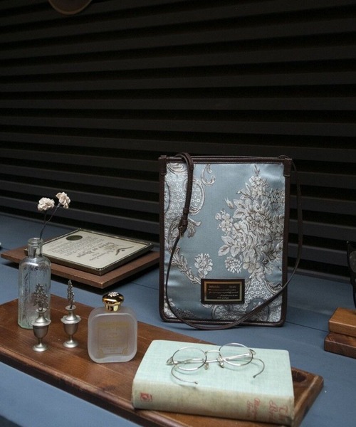 intoxic.(イントキシック)の「DAMASK JACQUARD CROSS CARRY クロスキャリー(ショルダーバッグ・レディース・ブラック/オレンジ/ブルー・FREE)」の12枚目の写真