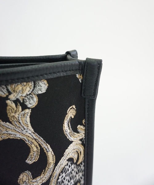 intoxic.(イントキシック)の「DAMASK JACQUARD CROSS CARRY クロスキャリー(ショルダーバッグ・レディース・ブラック/オレンジ/ブルー・FREE)」の18枚目の写真