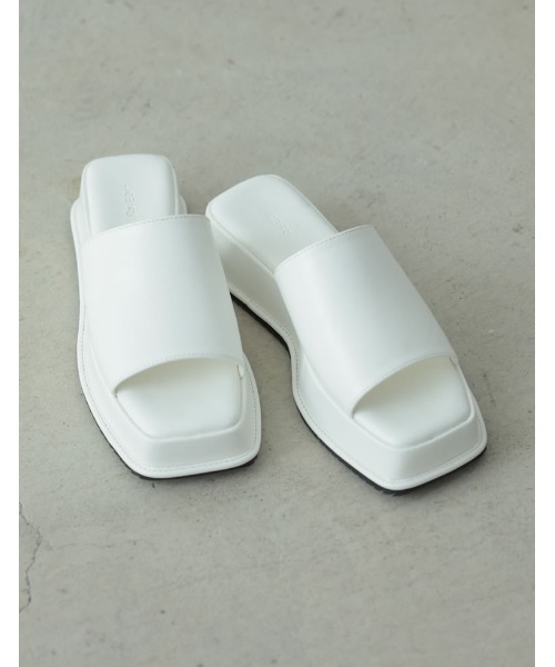 Re:EDIT(リエディ)の「スクエアトゥプラットフォーム厚底サンダル(サンダル・レディース・ホワイト/ブラック・SMALL/MEDIUM/LARGE/X-LARGE/XX-LARGE)」の2枚目の写真