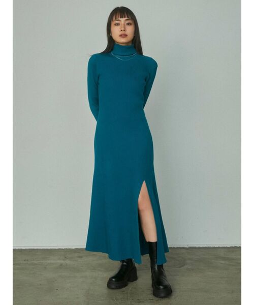 EMODA(エモダ)の「ハイネックスリットニットロングワンピース(ワンピース・レディース・グレー/ベージュ/ブルー/ブラック・FREE)」の19枚目の写真