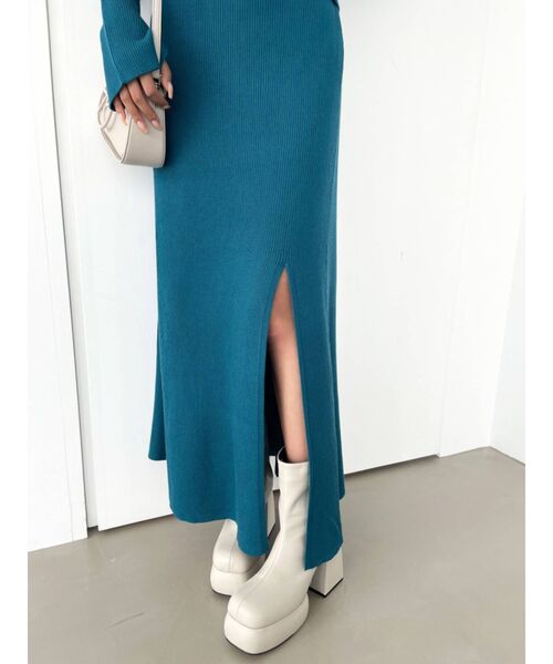 EMODA(エモダ)の「ハイネックスリットニットロングワンピース(ワンピース・レディース・グレー/ベージュ/ブルー/ブラック・FREE)」の16枚目の写真