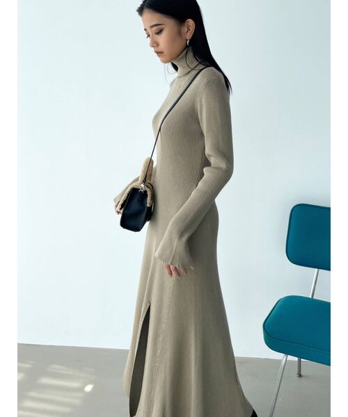 EMODA(エモダ)の「ハイネックスリットニットロングワンピース(ワンピース・レディース・グレー/ベージュ/ブルー/ブラック・FREE)」の18枚目の写真