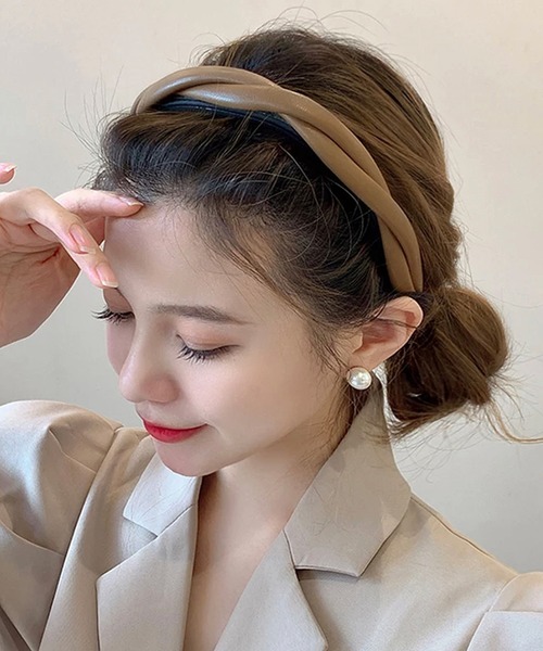 NOLITA LABORATORY(ノリータラボラトリー)の「【 NOLITA / ノリータ 】レザータイプ ツイスト ヘアバンド カチューシャ(カチューシャ・レディース・ブラック/アイボリー/ブラウン・ONE SIZE)」の3枚目の写真