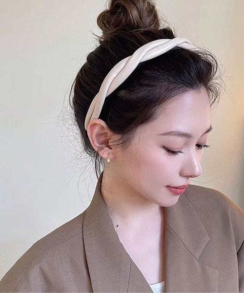 NOLITA LABORATORY(ノリータラボラトリー)の「【 NOLITA / ノリータ 】レザータイプ ツイスト ヘアバンド カチューシャ(カチューシャ・レディース・ブラック/アイボリー/ブラウン・ONE SIZE)」の2枚目の写真