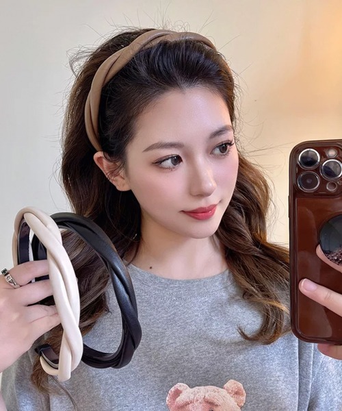 NOLITA LABORATORY(ノリータラボラトリー)の「【 NOLITA / ノリータ 】レザータイプ ツイスト ヘアバンド カチューシャ(カチューシャ・レディース・ブラック/アイボリー/ブラウン・ONE SIZE)」の5枚目の写真