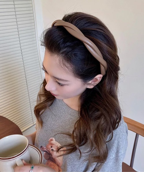 NOLITA LABORATORY(ノリータラボラトリー)の「【 NOLITA / ノリータ 】レザータイプ ツイスト ヘアバンド カチューシャ(カチューシャ・レディース・ブラック/アイボリー/ブラウン・ONE SIZE)」の12枚目の写真