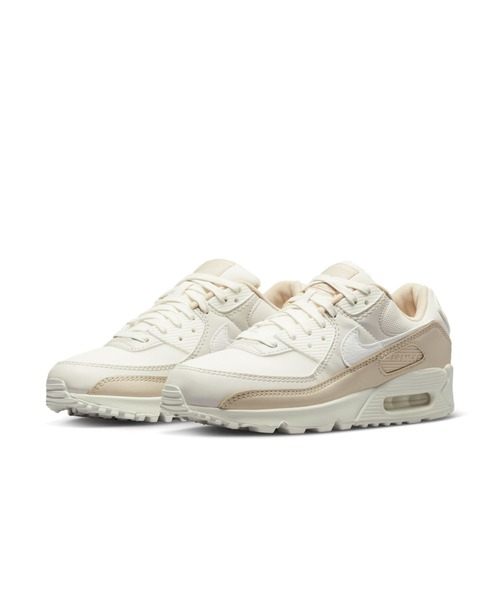 NIKE(ナイキ)の「ナイキ エア マックス 90 ウィメンズシューズ / Nike Air Max 90 Women's Shoes<22-29cm 展開>(スニーカー・レディース・クリーム・22.5/23.5/24.5/26.5/26/24/25/25.5/23/27/28.5/28/29/27.5/22)」の2枚目の写真