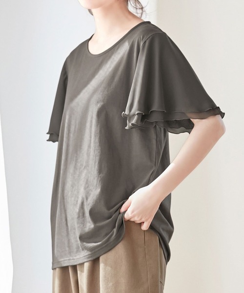Viola e Viola（ヴィオラエヴィオラ）の「袖シフォンゆるＴシャツ（Tシャツ/カットソー・レディース・キャメル/ネイビー/ブルー系その他/ブラック系その他/ライトグレー/イエロー/カーキ/チャコール/ラベンダー/オフホワイト/ベージュ/ブラック/ピンク/ミント/ダークグレー/ブラック系その他2/ダークグリーン/ドット・XXX-LARGE/MEDIUM/XXXX-LARGE/XX-LARGE/LARGE/X-LARGE）」の7枚目の写真