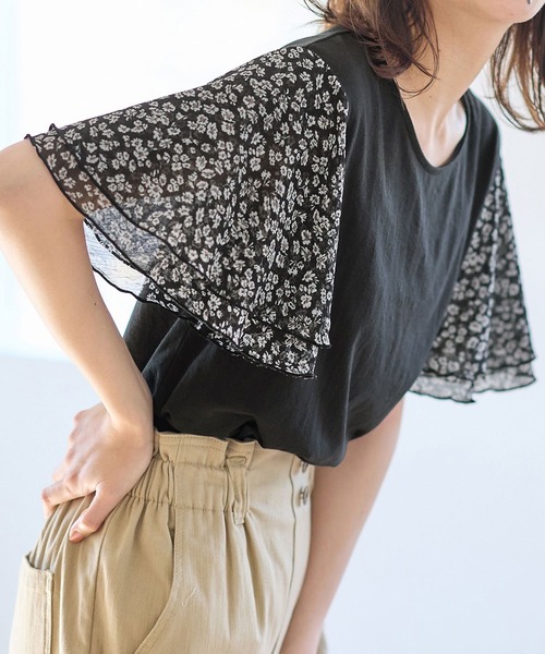 Viola e Viola（ヴィオラエヴィオラ）の「袖シフォンゆるＴシャツ（Tシャツ/カットソー・レディース・キャメル/ネイビー/ブルー系その他/ブラック系その他/ライトグレー/イエロー/カーキ/チャコール/ラベンダー/オフホワイト/ベージュ/ブラック/ピンク/ミント/ダークグレー/ブラック系その他2/ダークグリーン/ドット・XXX-LARGE/MEDIUM/XXXX-LARGE/XX-LARGE/LARGE/X-LARGE）」の5枚目の写真
