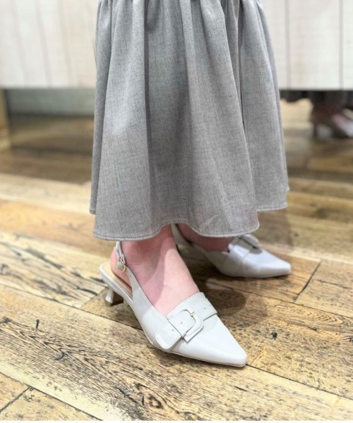 R&E(アールアンドイー)の「【REZOY】ベルテッドデザインバックストラップLOWヒールパンプス(パンプス・レディース・ライトグレー/ブラック/アイボリー・22cm/22.5cm/23cm/23.5cm/24cm/24.5cm)」の3枚目の写真
