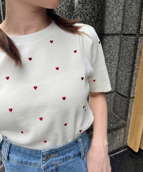 one after another NICE CLAUP（ワンアフターアナザーナイスクラップ）の「ハート刺繍パフスリーブニット（ニット/セーター・レディース・ブラック/アイボリー/杢グレー・FREE）」の6枚目の写真