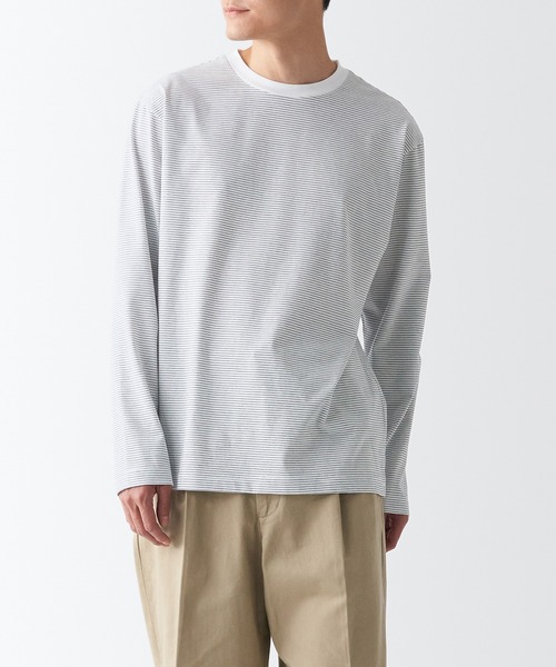 無印良品(ムジルシリョウヒン)の「天竺編みクルーネック長袖Tシャツ(Tシャツ/カットソー・メンズ・ブラック/ホワイト/イエロー系2/ブラック系/ブラック系2/カーキ系5/ブラウン系3/グレー系その他/グレー/ブルー系2/チャコールグレー/レッド・L/M/XL/S/XXL/XS)」の1枚目の写真