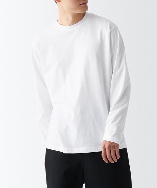 無印良品(ムジルシリョウヒン)の「天竺編みクルーネック長袖Tシャツ(Tシャツ/カットソー・メンズ・ブラック/ホワイト/イエロー系2/ブラック系/ブラック系2/カーキ系5/ブラウン系3/グレー系その他/グレー/ブルー系2/チャコールグレー/レッド・L/M/XL/S/XXL/XS)」の2枚目の写真