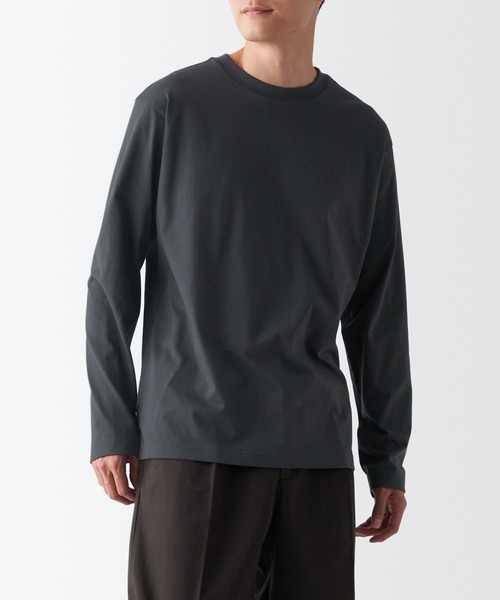 無印良品(ムジルシリョウヒン)の「天竺編みクルーネック長袖Tシャツ(Tシャツ/カットソー・メンズ・ブラック/ホワイト/イエロー系2/ブラック系/ブラック系2/カーキ系5/ブラウン系3/グレー系その他/グレー/ブルー系2/チャコールグレー/レッド・L/M/XL/S/XXL/XS)」の5枚目の写真