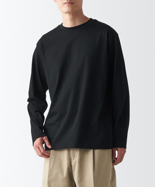 無印良品(ムジルシリョウヒン)の「天竺編みクルーネック長袖Tシャツ(Tシャツ/カットソー・メンズ・ブラック/ホワイト/イエロー系2/ブラック系/ブラック系2/カーキ系5/ブラウン系3/グレー系その他/グレー/ブルー系2/チャコールグレー/レッド・L/M/XL/S/XXL/XS)」の3枚目の写真