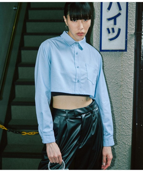 ANLIBERTY ANAP(アンリバティアナップ)の「長袖クロップドシャツ(シャツ/ブラウス・レディース・ブルー/ブラック・FREE)」の2枚目の写真