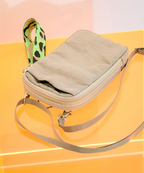 ELLEgirl(エルガール)の「7ポケットマルチスマホショルダーバッグ【ELLEgirl/エル ガール】(ショルダーバッグ・レディース・ベージュ/ブラック/ダークブラウン・FREE)」の3枚目の写真