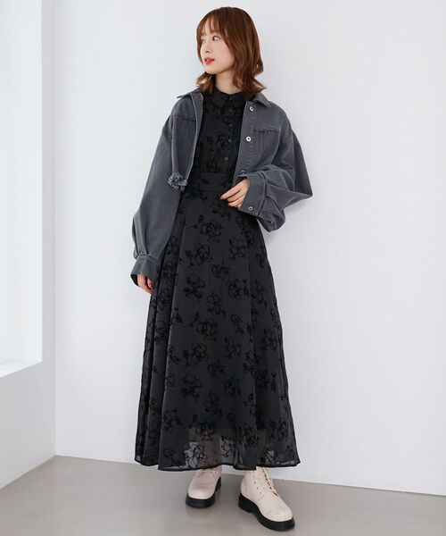 MAJESTIC LEGON（マジェスティックレゴン）の「フロッキーフラワーシャツワンピ（シャツワンピース・レディース・ホワイト系その他2/ブラック系その他/グリーン系その他・MEDIUM/SMALL/X-SMALL）」の3枚目の写真