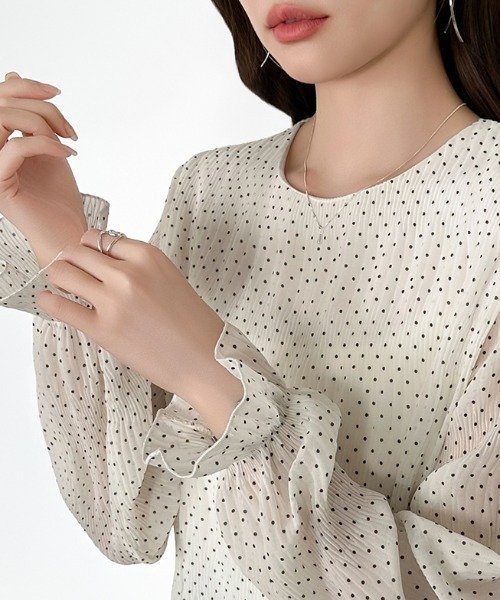COCOMOMO(ココモモ)の「一枚で華やぐ上品透け感 エアリーシャーリングシアーブラウス フレアスリーブ シアーブラウス ラウンドネック ブラウス 裏地付き 薄手風 長袖 オフィスカジュアル オケージョン フォーマル ジャケット 合わせ(シャツ/ブラウス・レディース・グレー/ピンク/ブラック/ベージュ/ホワイト/パープル/ネイビー/スカイブルー/オリーブ/グリーン/ホワイト系・FREE)」の17枚目の写真