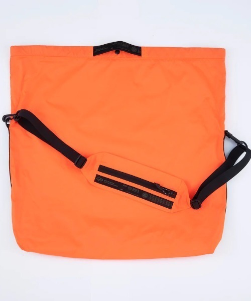TIMELESS COMFORT(タイムレスコンフォート)の「WEEKEND(ER)(ウィークエンダー) LIGHTWEIGHT PACKABLE SHOULDERBAG(ショルダーバッグ・レディース・オレンジ/オリーブ/グレー/ブラック・ONE SIZE)」の4枚目の写真
