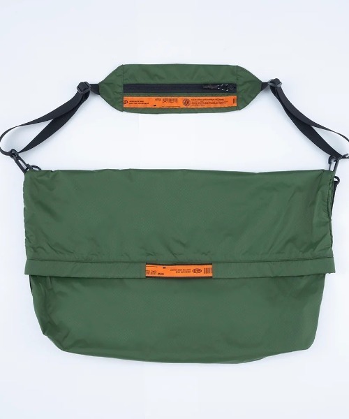 TIMELESS COMFORT(タイムレスコンフォート)の「WEEKEND(ER)(ウィークエンダー) LIGHTWEIGHT PACKABLE SHOULDERBAG(ショルダーバッグ・レディース・オレンジ/オリーブ/グレー/ブラック・ONE SIZE)」の15枚目の写真