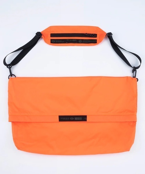 TIMELESS COMFORT(タイムレスコンフォート)の「WEEKEND(ER)(ウィークエンダー) LIGHTWEIGHT PACKABLE SHOULDERBAG(ショルダーバッグ・レディース・オレンジ/オリーブ/グレー/ブラック・ONE SIZE)」の16枚目の写真
