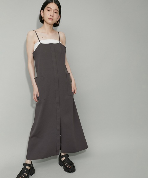 ADAM ET ROPE'(アダムエロペ)の「【WEB限定・サステナブル】ニットキャミスリットワンピース(ワンピース・レディース・オフホワイト/チャコールグレー/ブラック・FREE)」の3枚目の写真