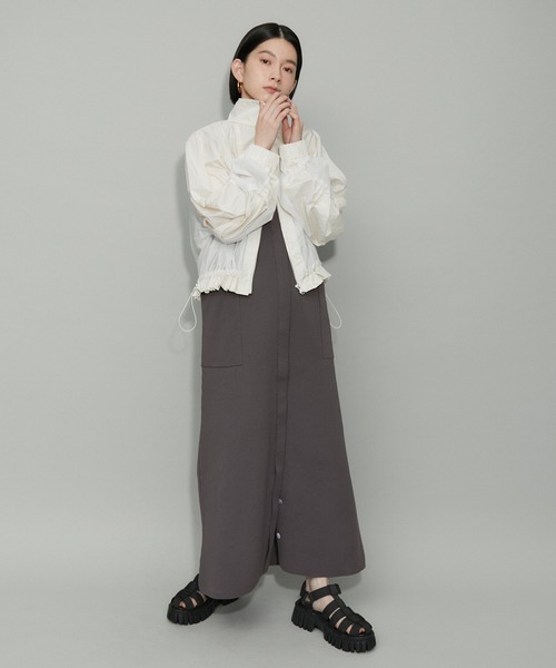 ADAM ET ROPE'(アダムエロペ)の「【WEB限定・サステナブル】ニットキャミスリットワンピース(ワンピース・レディース・オフホワイト/チャコールグレー/ブラック・FREE)」の7枚目の写真
