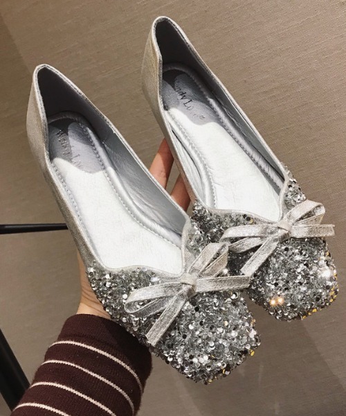 LADY LIKE(レディライク)の「ビジュー付きリボンフラットシューズ(パンプス・レディース・ブラック/シルバー・23.5cm/24.0cm/24.5cm)」の3枚目の写真