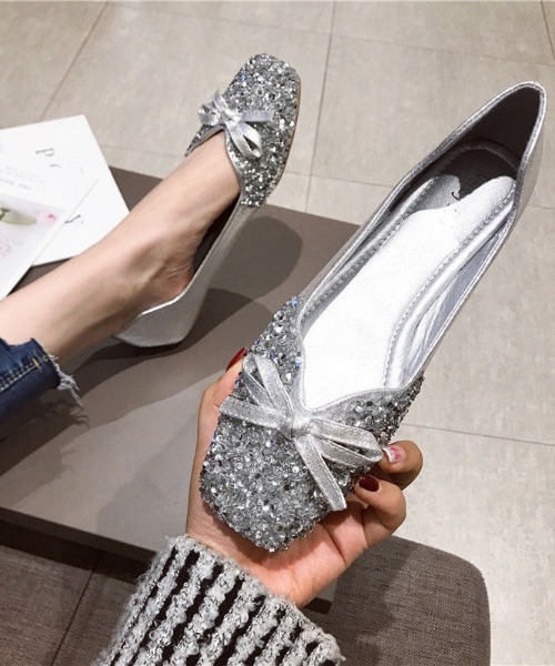 LADY LIKE(レディライク)の「ビジュー付きリボンフラットシューズ(パンプス・レディース・ブラック/シルバー・23.5cm/24.0cm/24.5cm)」の6枚目の写真