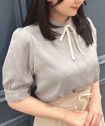 【新色追加】リボンタイ付きロゴ刺繍衿ブラウス/fint