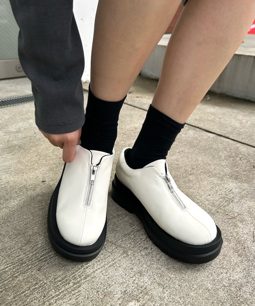 WHO'S WHO gallery（フーズフーギャラリー）の「ファスナープラットフォームシューズ（スニーカー・レディース・ブラック/オフホワイト/シルバー・MEDIUM/LARGE）」の2枚目の写真