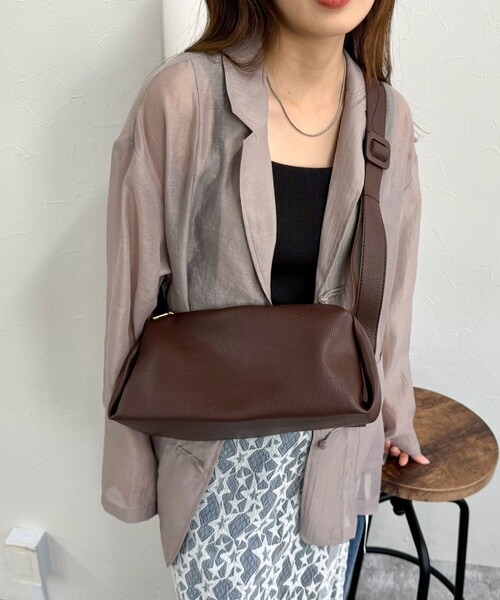 fredy emue(フレディエミュ)の「【WEB限定カラーあり】台形ワンショルバッグ(ショルダーバッグ・レディース・キナリ/ブラウン/キャメル/ブラック・FREE)」の3枚目の写真