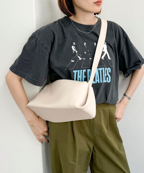 fredy emue(フレディエミュ)の「【WEB限定カラーあり】台形ワンショルバッグ(ショルダーバッグ・レディース・キナリ/ブラウン/キャメル/ブラック・FREE)」の12枚目の写真